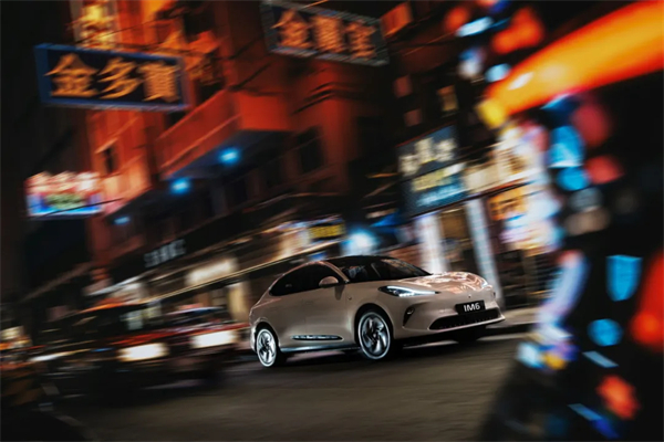 智己汽车重磅登陆香港市。6系双车同步上市